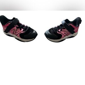 New Balance Kids' Black and Pink Rave Run v2 Bungee Sneaker | 8.5 Wide